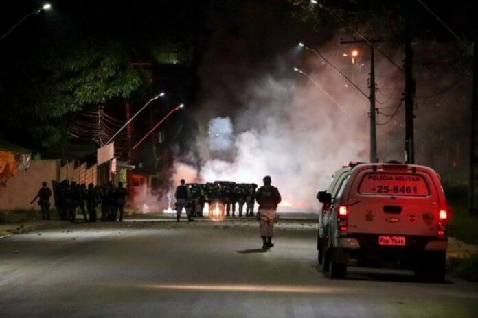 Populacao-acusa-PM-de-assassinar-jovem-entregador-de-delivery-em-Manaus-768x512